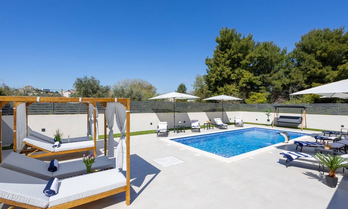 Kamen Apartment | Apartment with pool Ivano by Villas Guide