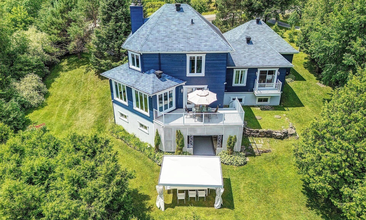 Sutton Cottage | Breathtaking Sutton Mountain Views