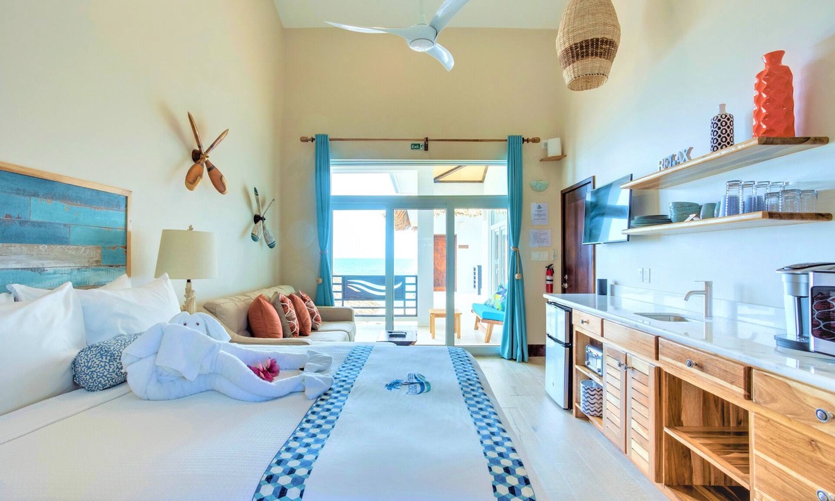 Placencia Resort | Luxury Beachfront Studio with swim up pool bar