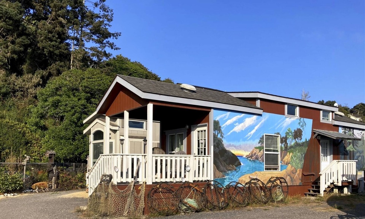 Fort Bragg House | San Juan - Cozy tiny pet friendly home in the heart of the historic Noyo harbor