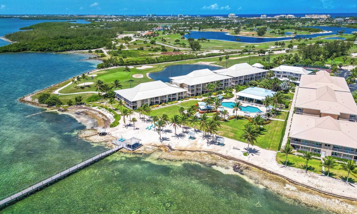 Crystal Harbour Apartment | Seaside Dream! 2 Spacious Units, Outdoor Pool, Steps to North Sound Golf Club!