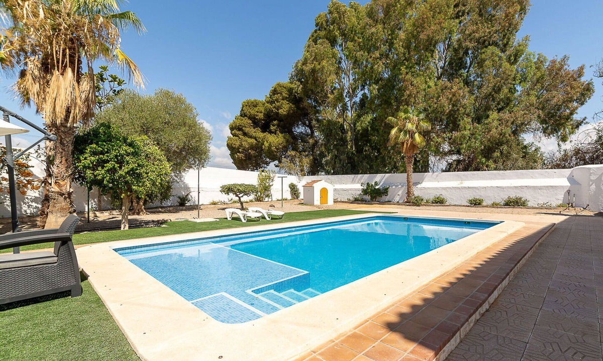Las Herrerias House | Stunning private villa for 12 people with WIFI, private pool, TV and patio