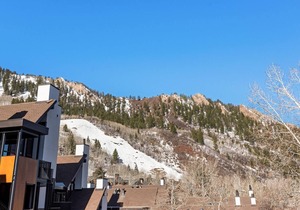 Aspen Mountain Hideaway - Stunning Views! Modern Decor, Wood FP, Outdoor Pool, HT & Walk to Town in Aspen