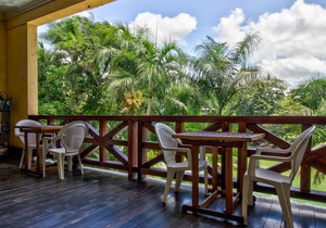 Deluxe Studio with Riverfront Location, WiFi, AC, & Pool in San Ignacio