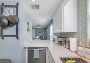 Steps 2 beach! Beachy and Luxurious! Easy Living! in Clearwater Beach