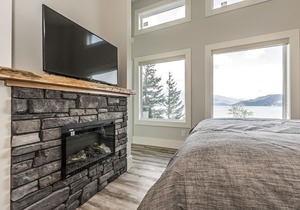 "The Lodge on Harrison Lake" (Suite #2) in Harrison Hot Springs