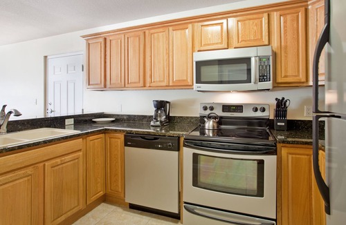 Crystal Harbour Apartment | 2 Spacious Suites w Full Kitchen, Oceanfront Balcony & Pool - Ideal for Families