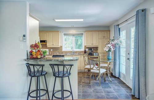 Sutton Cottage | Breathtaking Sutton Mountain Views