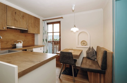 Alpendorf Apartment | Comfortable and lovingly furnished apartment with a sunny balcony.