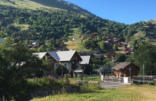 Valloire Apartment | Condominium at the base of the slopes and 800 meters from the village of Valloire