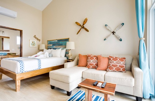 Placencia Resort | Luxury Beachfront Studio with swim up pool bar
