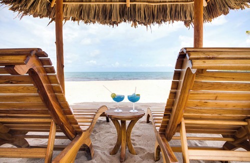 Placencia Resort | Luxury Beachfront Studio with swim up pool bar