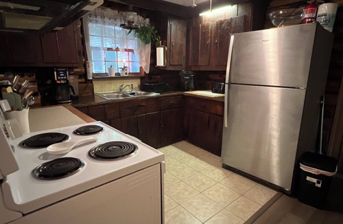Marion Station Cabin | Peaceful Entire 4 BR 2 BA Cabin with AC, WiFi, Pond View, Recreational room