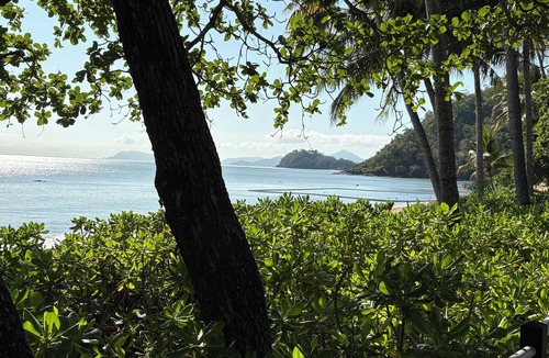 Trinity Beach Apartment | Perfect escape right at the beach with restaurants and cafes at your doorstep.