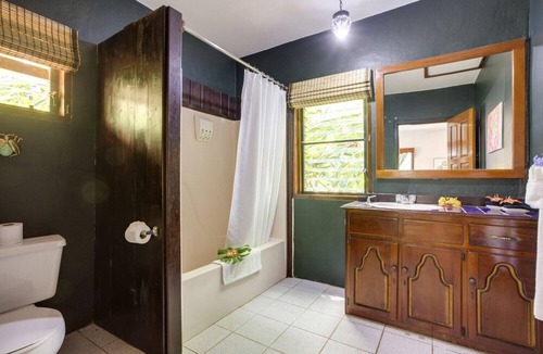 Negroman Resort | Spacious Double-Queen Casita w/Screened Porch & A/C - Steps to Treehouse Bar