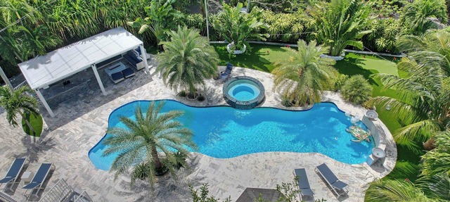 1 Acre LakeView Gem, Stunning Pool, Near Beach! Kayak/Pond/Spa - Fort Lauderdale in lazy lake