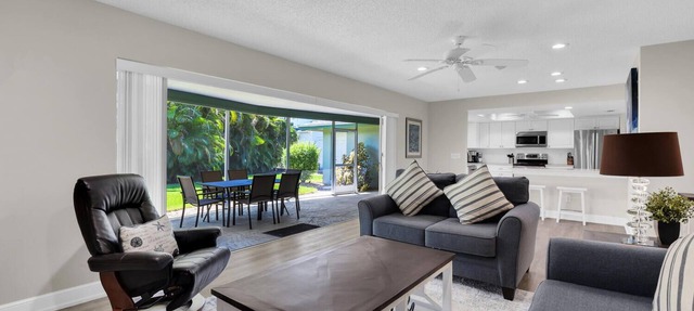 1st Ave Beach House - Olde Naples, Steps to White Sand Beach! in Naples