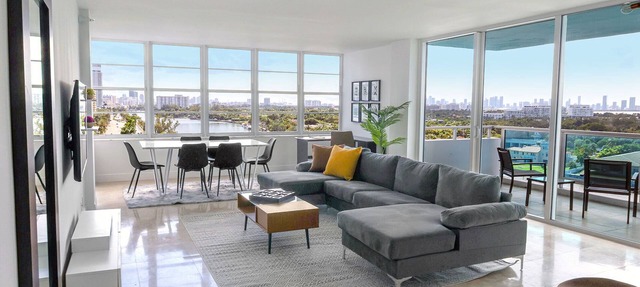 2bd Beachfront Master Ste, Bay View w/balcony, Pool, nearby dining, beach access in Miami Beach