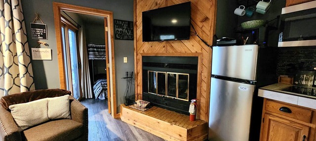 2bdrm sleeps 6. KING bed! Wifi, Fireplace, Steps to pink lift! in Mancelona