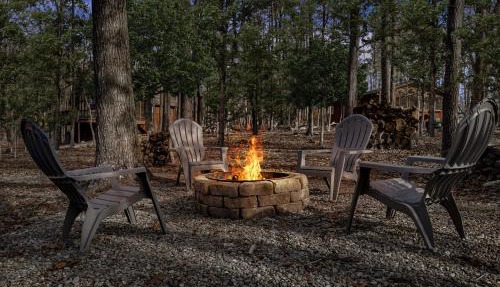 2BR cabin w hot tub & workspace in Hedgesville