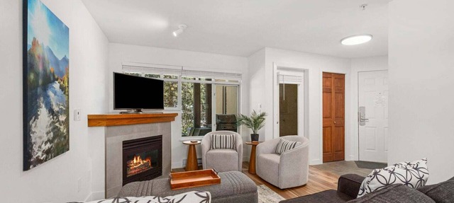 2BR | Lagoons | Private Hot tub | Village Location | Parking in Whistler