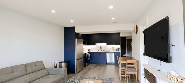 3-Beds (sleeps 6), 2-Baths, Full Kitchen+PrivateEntrance, Ravine View in Calgary