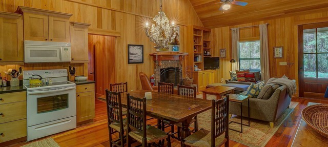 3BR Chachalaca Retreat on Sapelo w/firepit, screened-in porch, & beach supplies in Sapelo Island
