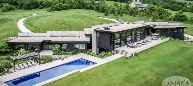 5bdrm 7bath modern oasis in Creemore! Pool! Hot Tub! Sauna! Podcast Media Rm! in Creemore