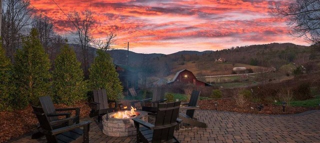 7 Miles to DT AVL, Hot Tub, Mountain View, Fenced in Fairview