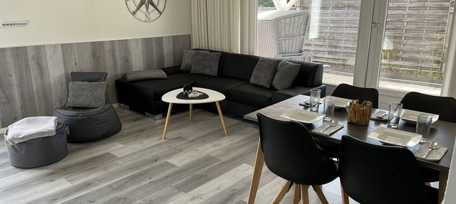 A stunning vacation home right on the North Sea, with no tourist tax. in Warwerort