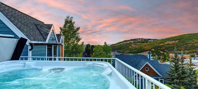 Abode on Woodside, private hot tub, walk to historic Main Street & trails in Park City