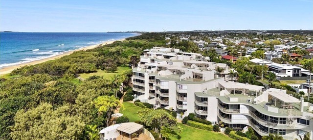 Absolute Beachfront Apartment, Kawana Beach Escape in Buddina