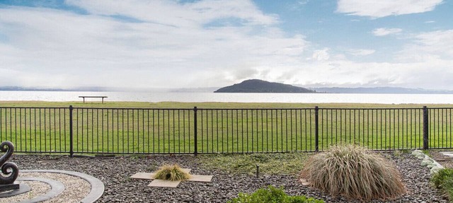 Absolute Lakefront | Panoramic Views & Spacious Stay for 10 in Rotorua