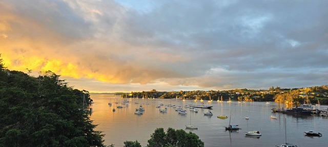 Absolute Waterfront Island Time Cottage with Sea Views in the Winterless North in Opua