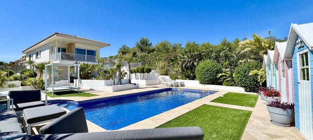 Afortunada - air-conditioning in all bedrooms, resort style gardens&pool in El Perelló