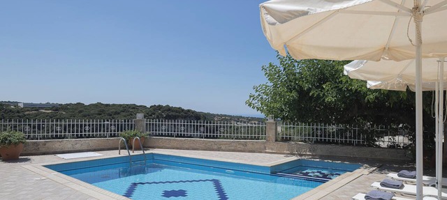 Antigoni Villa, Spacious Nature Retreat with Pool in Vizari