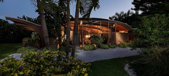 Architectural icon by Architect Victor A. Lundy. Prime location near beach. in Venice