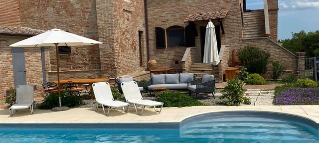 Authentic Tuscan house. Near Siena. Large pool. Phenomenal 360° views. in Toscana