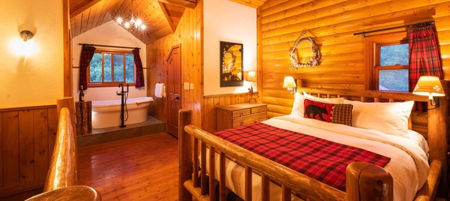Baker Creek | Superior Jacuzzi Suite in Lake Louise