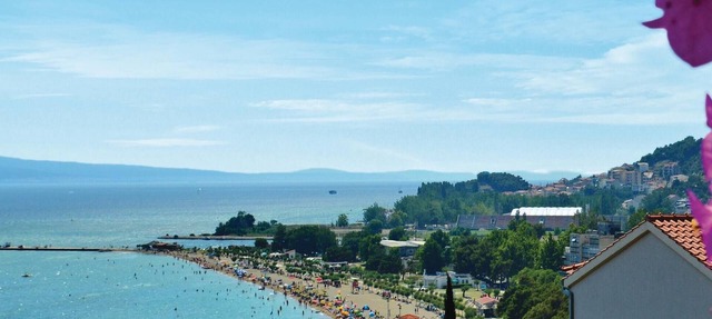 Beach front apartment in Omis with WiFi in Omis