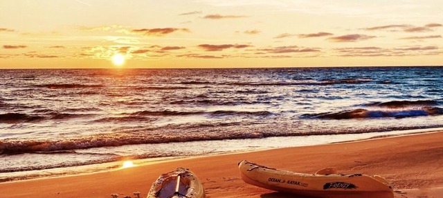BEACH!, Lakefront Cottage, Huge Deck & Amazing Sunsets in Montague