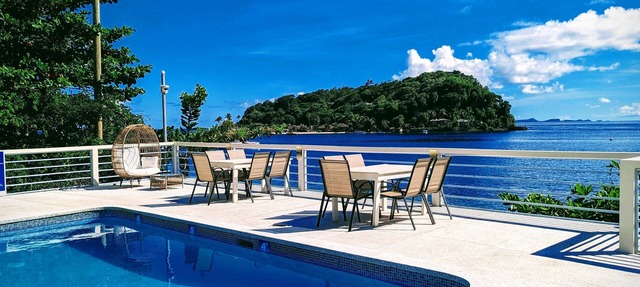 Beachcombers Hotel in Villa