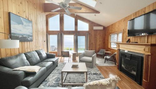 Beachfront 4 BR Spacious House! [Coastal Haven] in Tremont