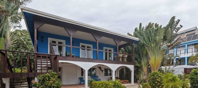 Beachfront home with dock, deck, hammocks, strong WiFi, AC & sea view in Placencia