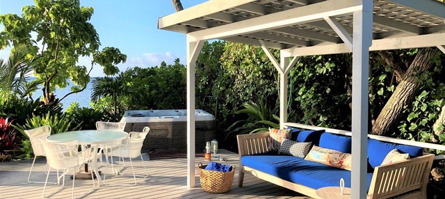 Beachfront | Hot Tub | A/C | BBQ | Honolulu |5-7 NIGHT STAYS PERMITTED in Honolulu