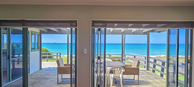 Beachfront Pad - relax and unwind in Pukehina Beach