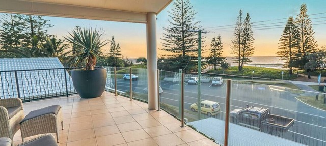 Beachfront with pool, ocean views and pet friendly in Buddina