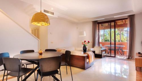 Beachside penthouse with top floor terrace and garage in Marbella