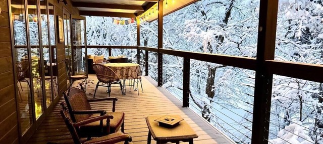 Bears Den Hakuba | Private Lodge | 5 Bedrooms with Private Bathrooms, Hot Tub, and Walking Distance to the Ski Resort in 白馬村