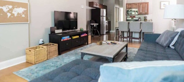 Beautiful 6BR | 2 Kitchens Duplex : By StayStLouis in St. Louis